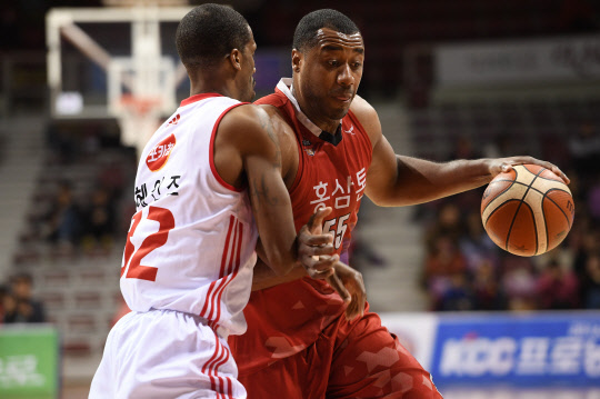 26일 안양실내체육관에서 열린 안양 KGC와 고양 오리온의 경기에서 KGC 데이비드 사이먼(오른쪽)이 애런 헤인즈를 상대로 포스트업을 시도하고 있다. 사진=KBL 제공